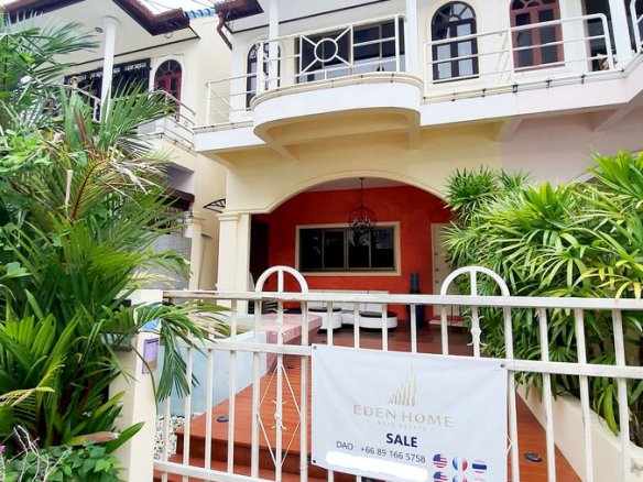 Bright & Shining Townhouse in Patong