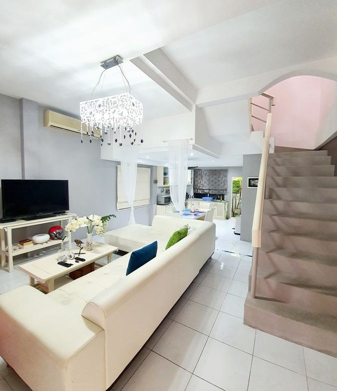 Bright & Shining Townhouse in Patong