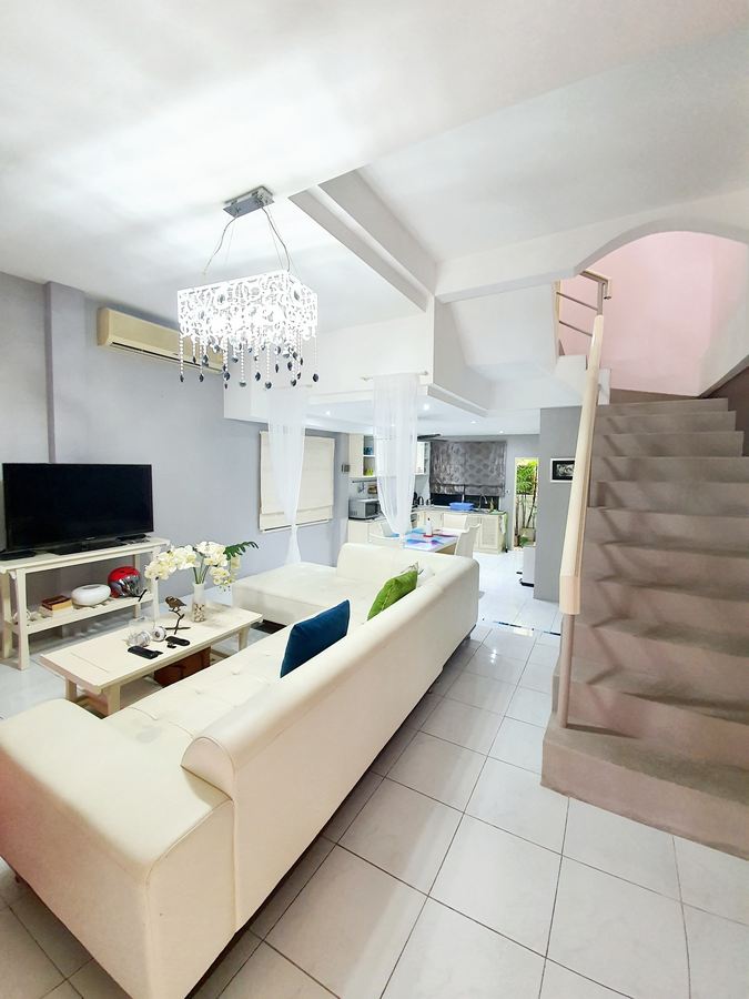 Bright & Shining Townhouse in Patong