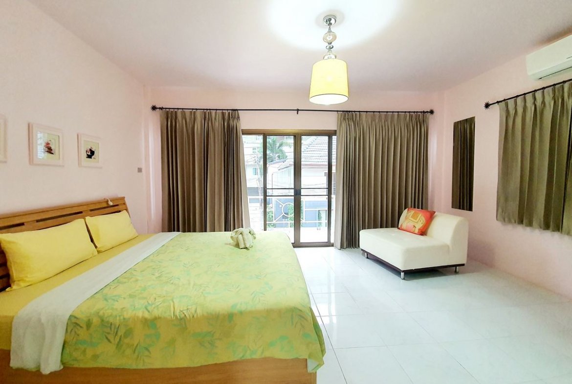 Bright & Shining Townhouse in Patong