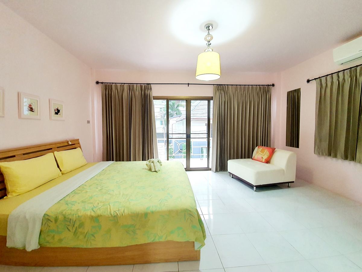 Bright & Shining Townhouse in Patong