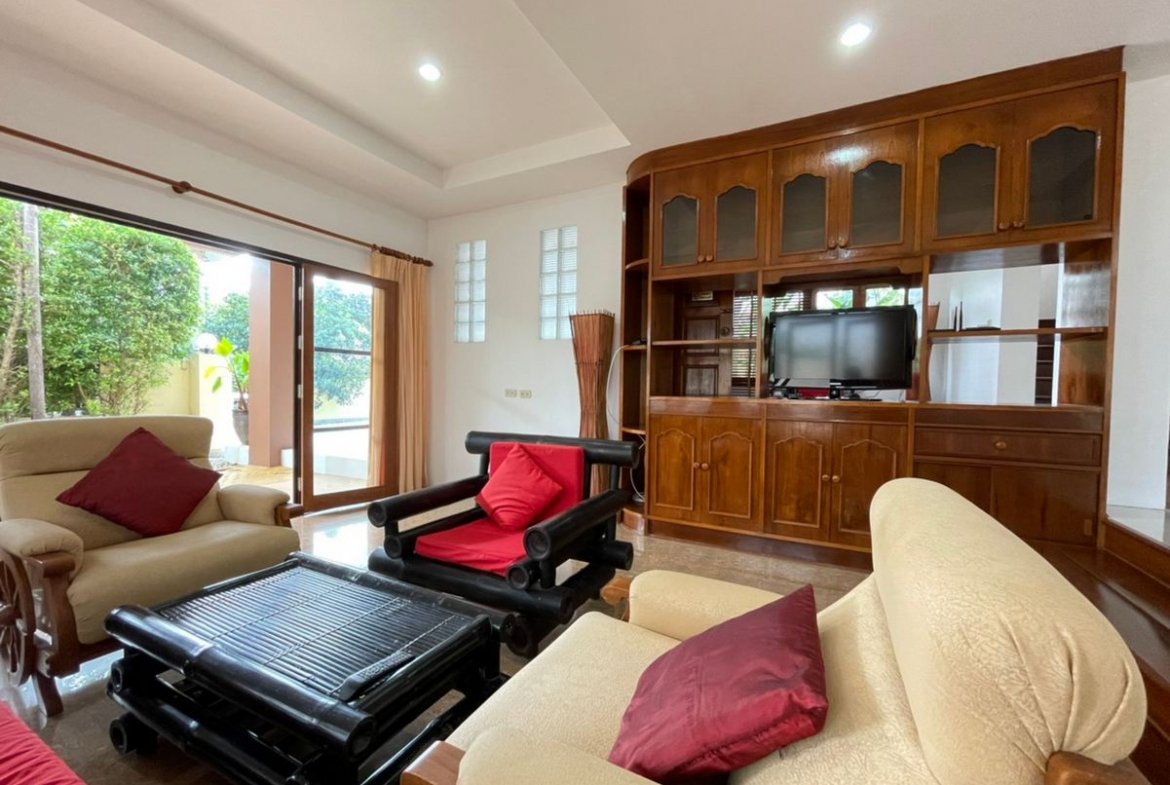 The compact pool villa in Rawai