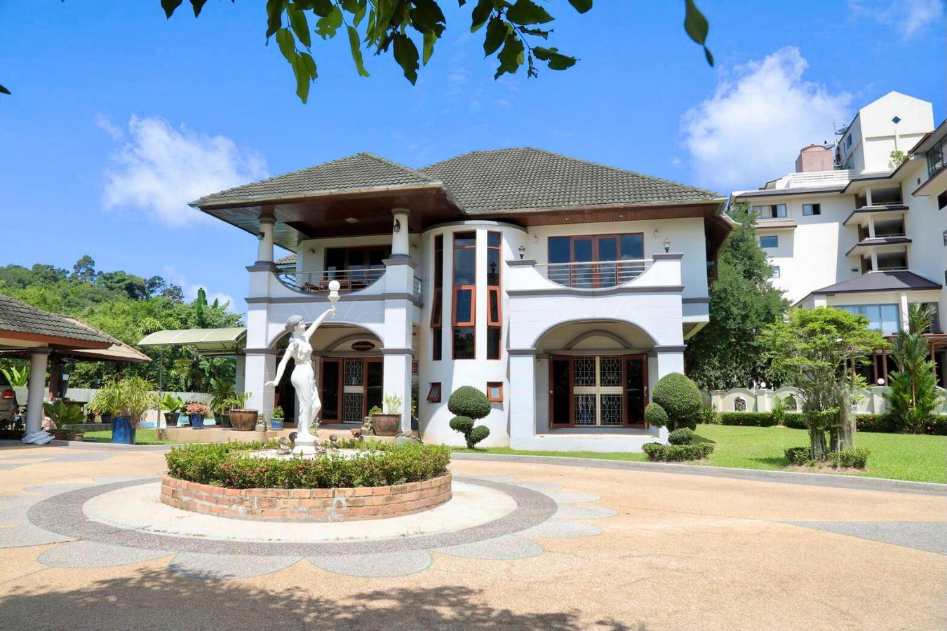 Gigantic House Kathu