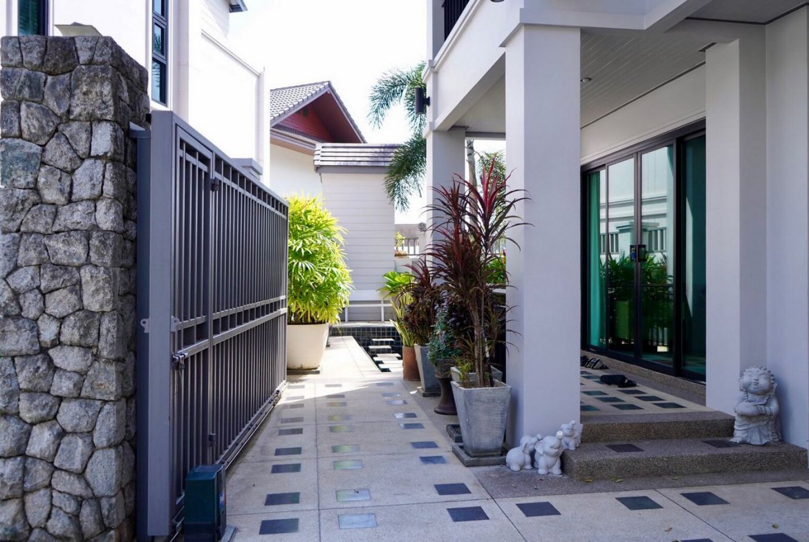 Modern House Karon
