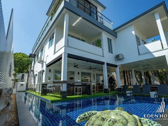 The Luxury Hollywood style.