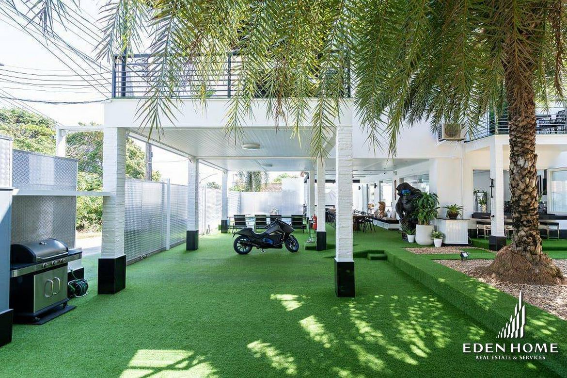 The Luxury Hollywood style.