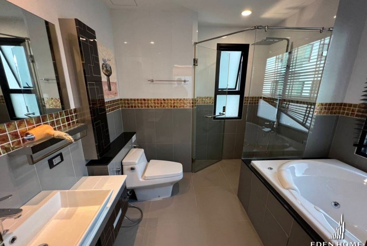 The Lakeview Condo
