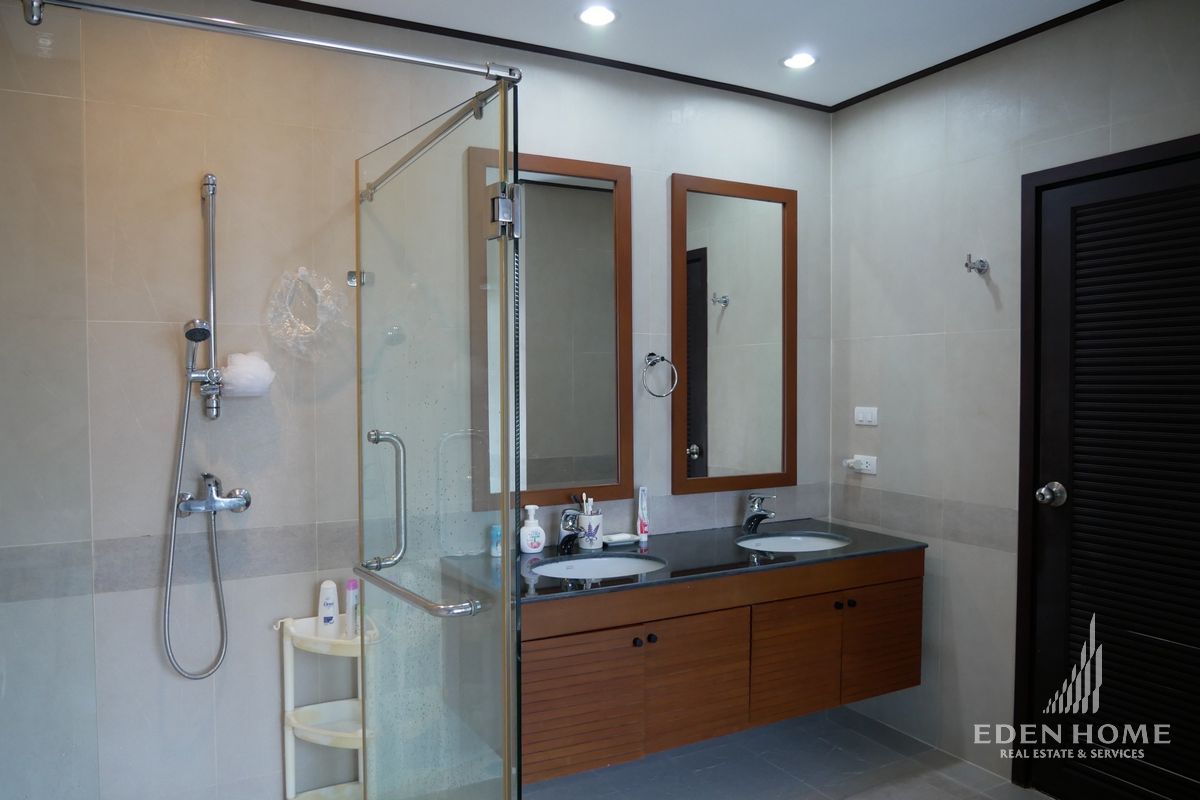 Urgent! A condominium in Kathu for Rent and Sale !!