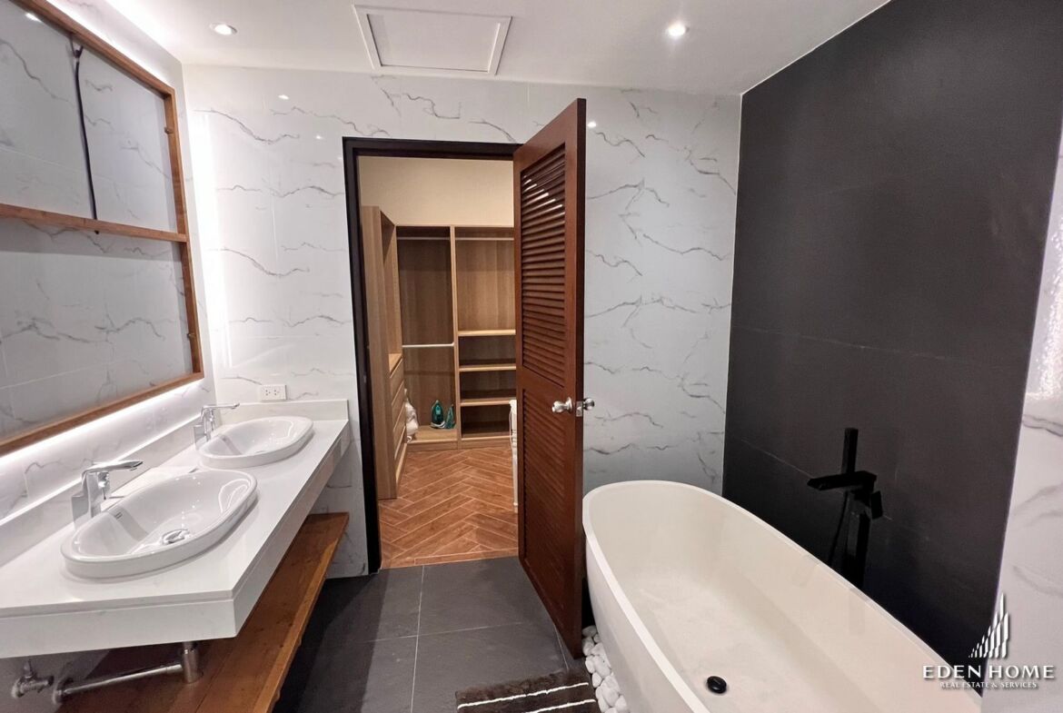 Striking Pool Villa in Rawai For Sale !!!