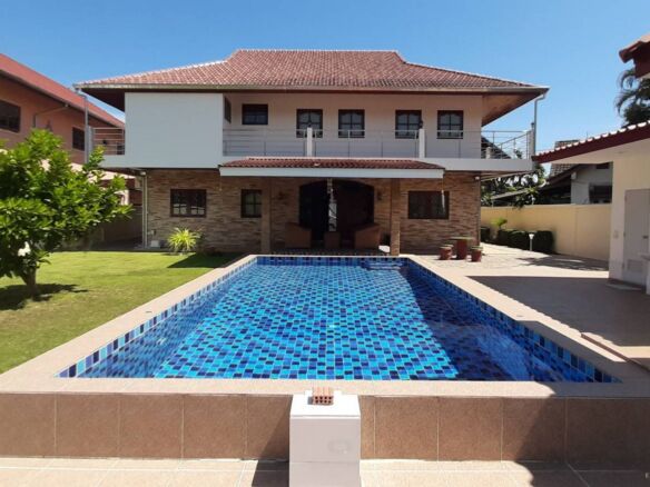 Beautiful House for rent with Swimming pool and Spacious Garden