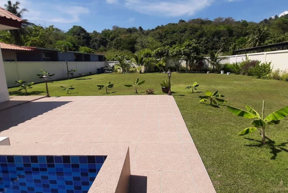 Beautiful House for rent with Swimming pool and Spacious Garden