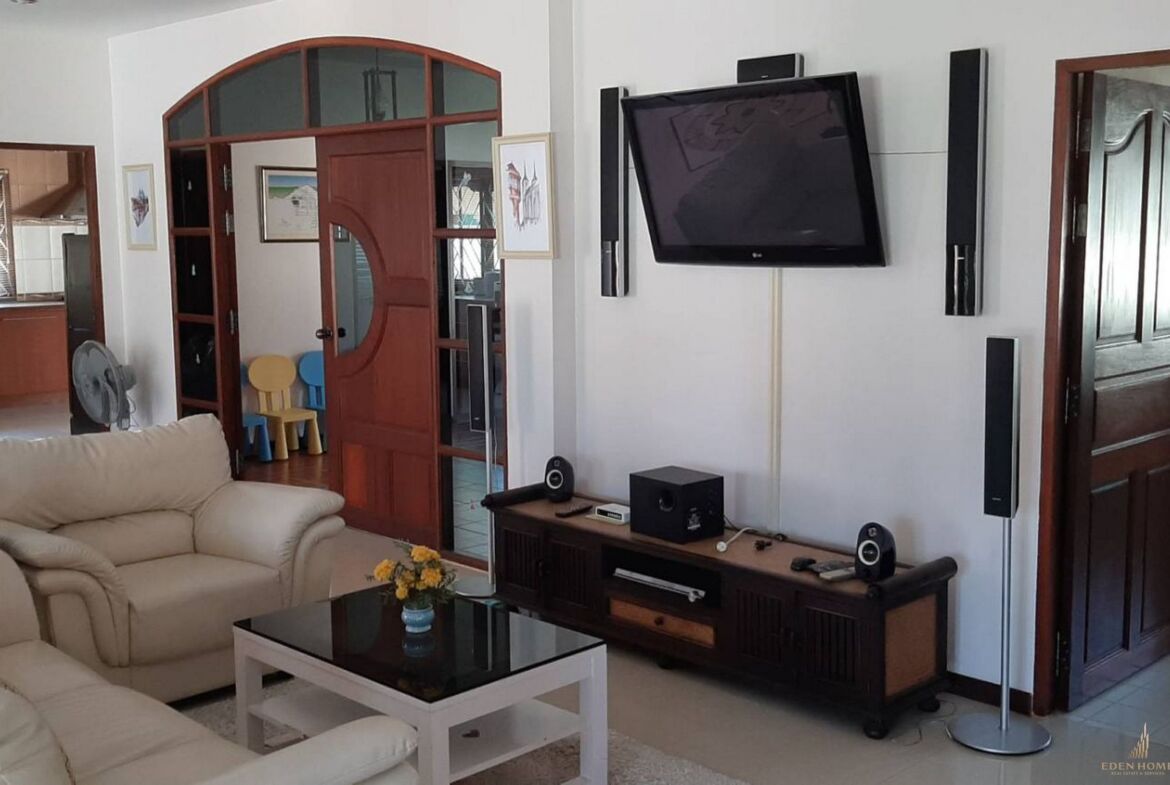 Beautiful House for rent with Swimming pool and Spacious Garden