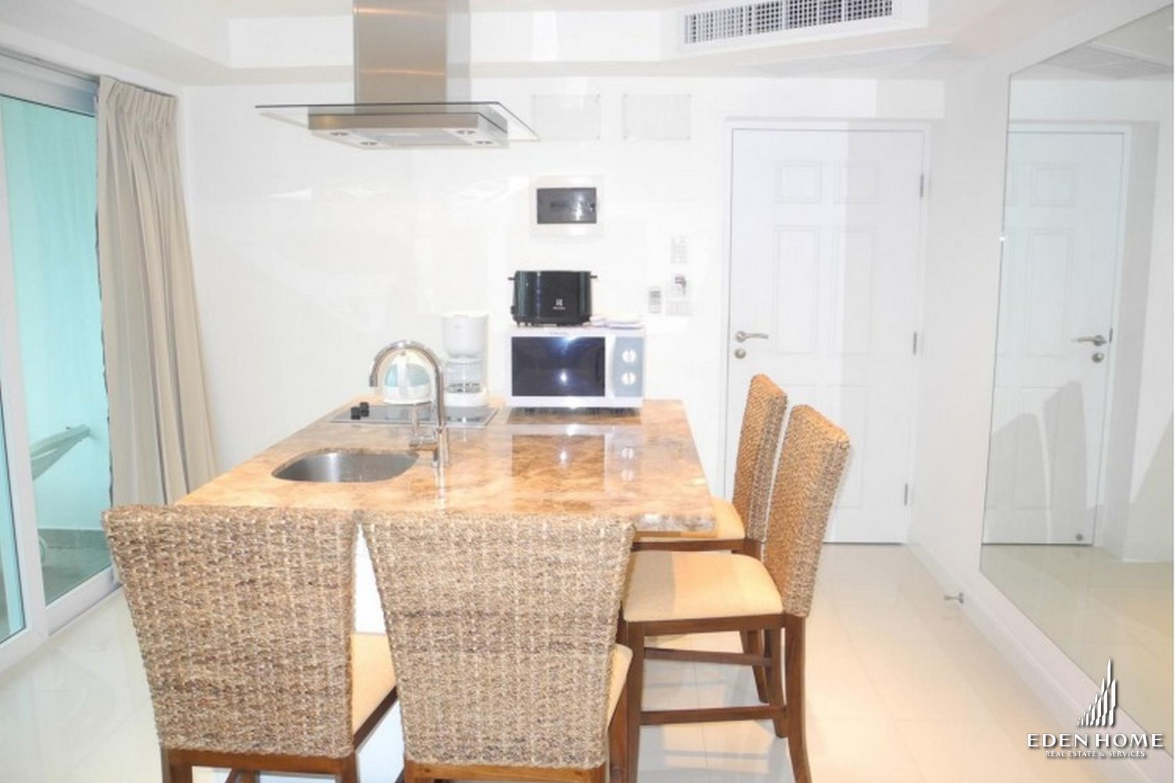 <strong>Spacious Corner One Bedroom Sea View Condo at KATA For SALE !!!</strong>
