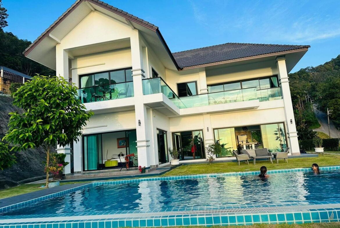 Gorgeous Sea View Villa in Karon