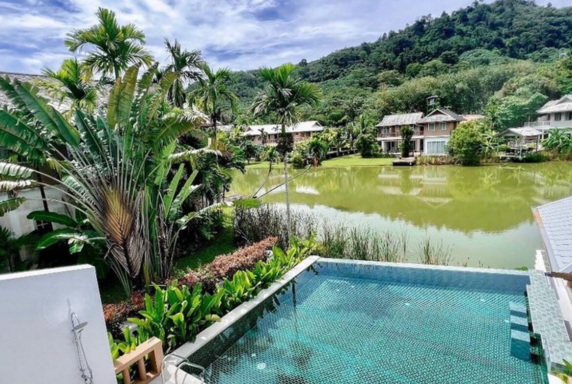 Grand Lakeside House in Nai Thon