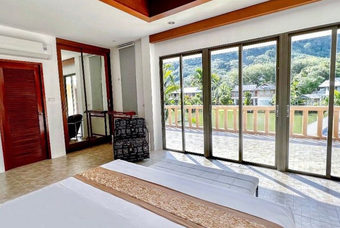 Grand Lakeside House in Nai Thon