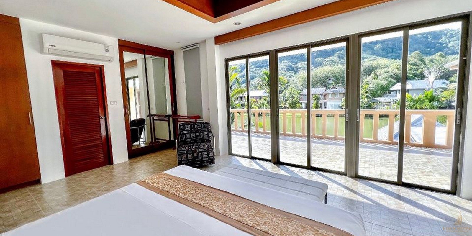 Grand Lakeside House in Nai Thon