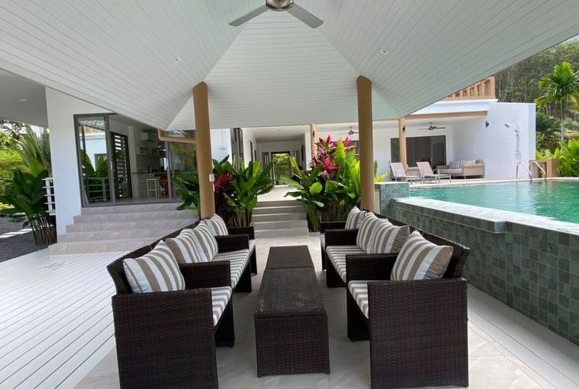 Grand Lakeside House in Nai Thon