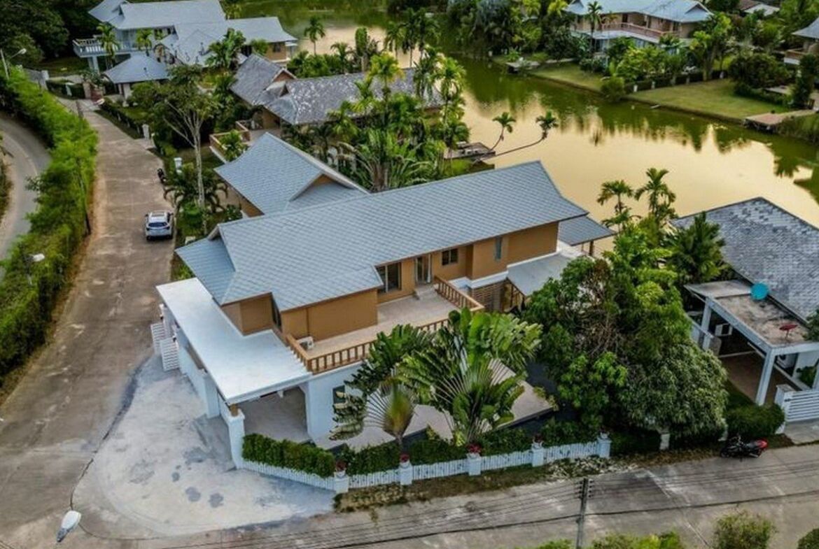 Grand Lakeside House in Nai Thon