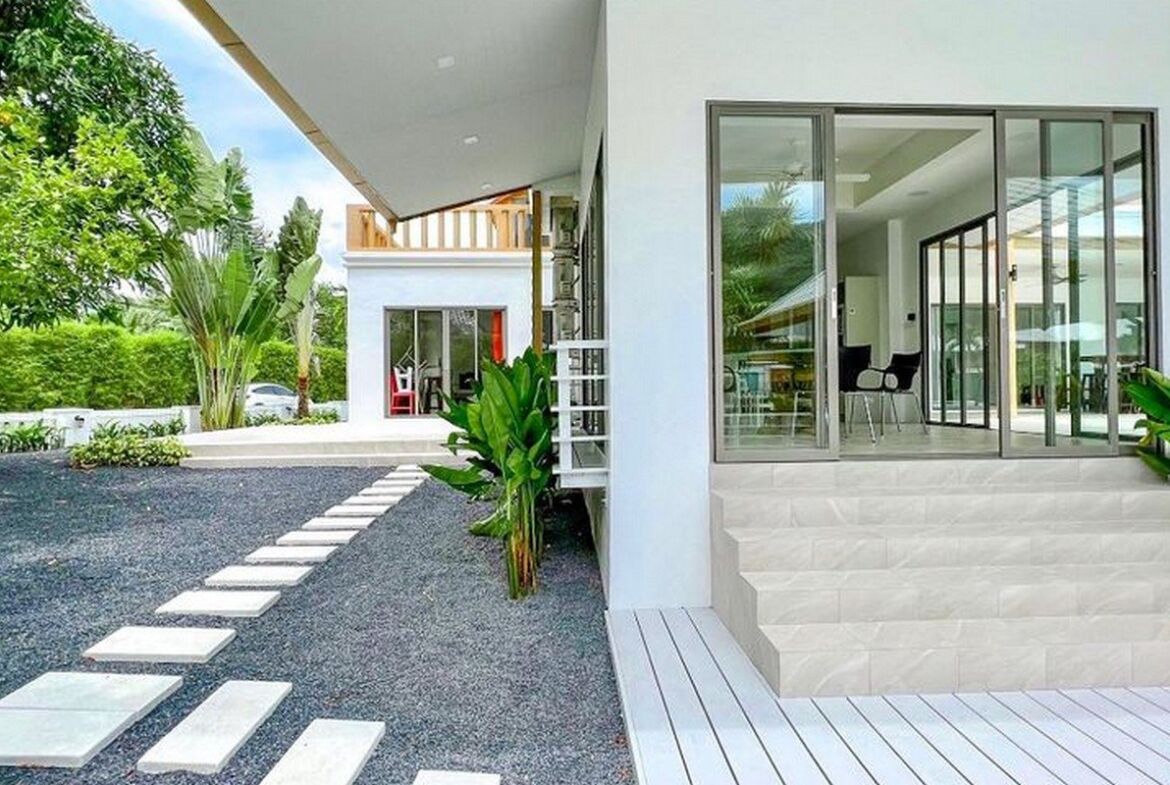 Grand Lakeside House in Nai Thon