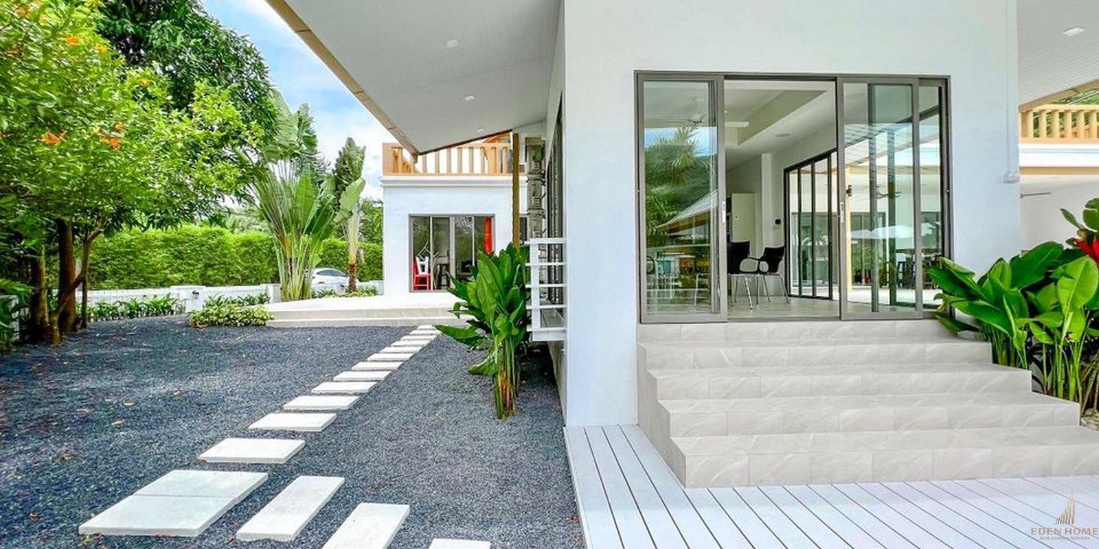 Grand Lakeside House in Nai Thon