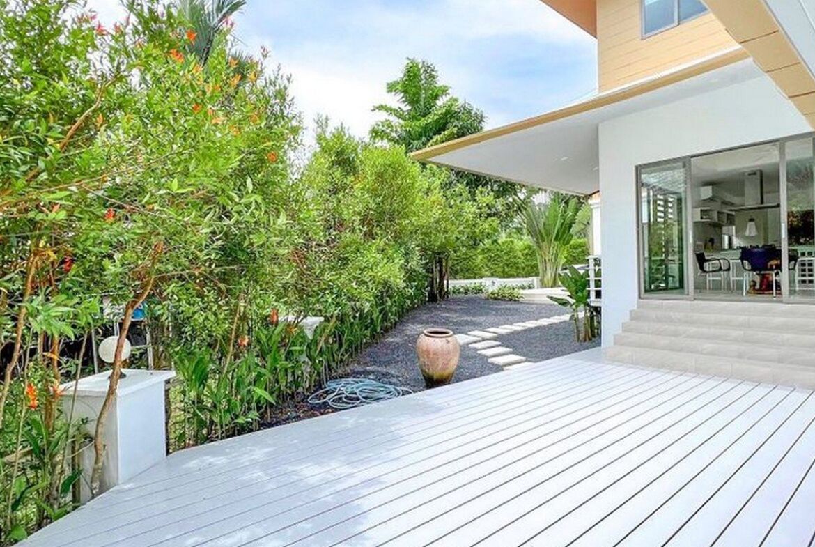 Grand Lakeside House in Nai Thon