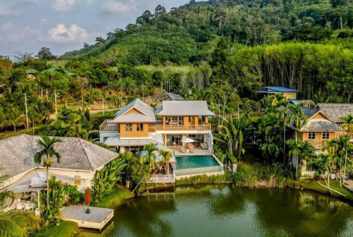 Grand Lakeside House in Nai Thon