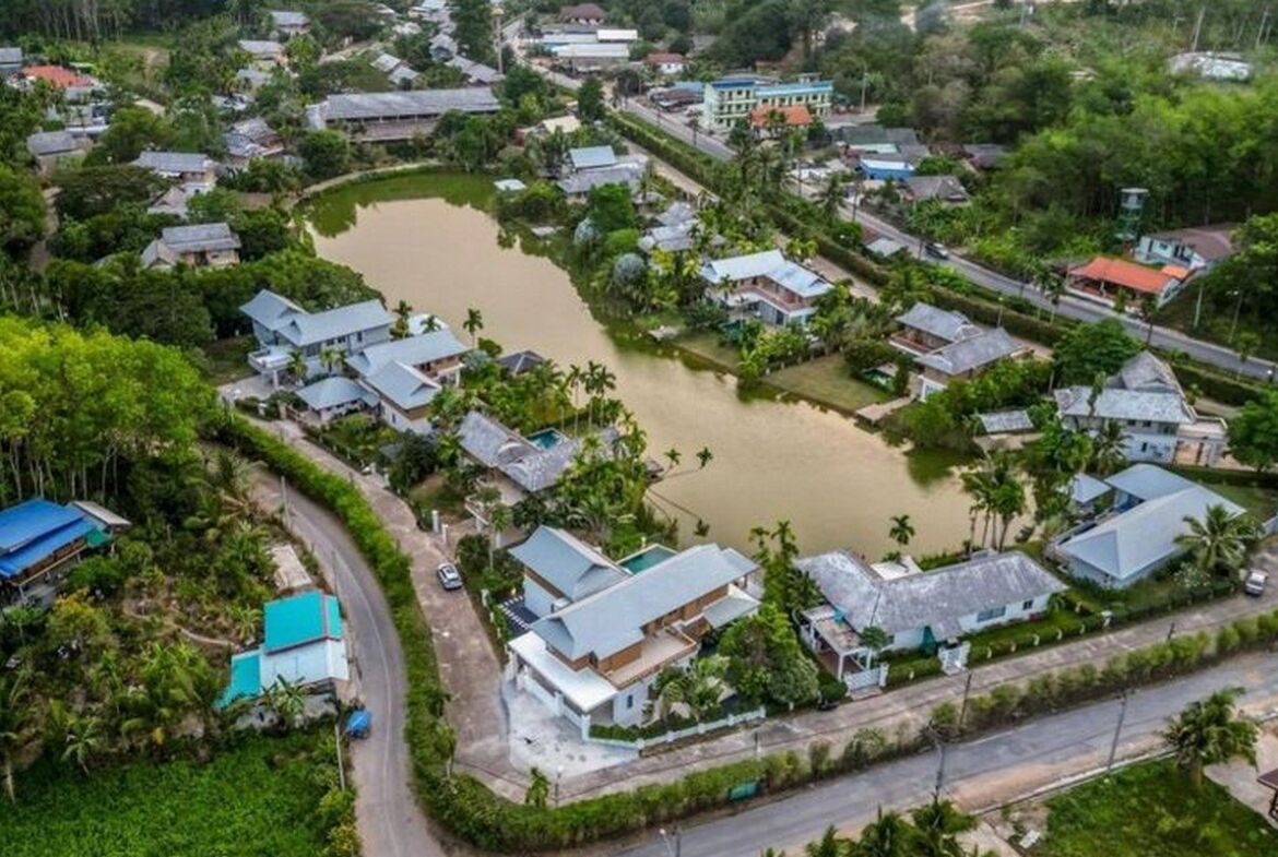 Grand Lakeside House in Nai Thon