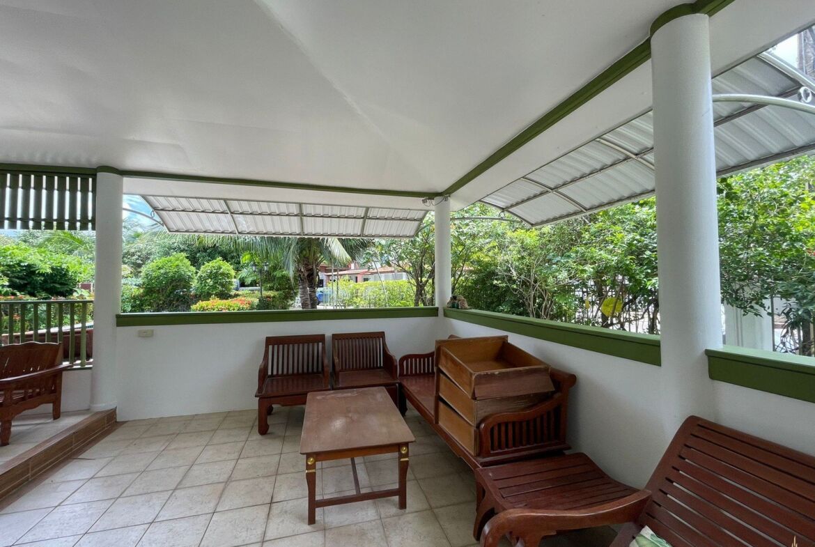 Cozy Pool House in Chalong