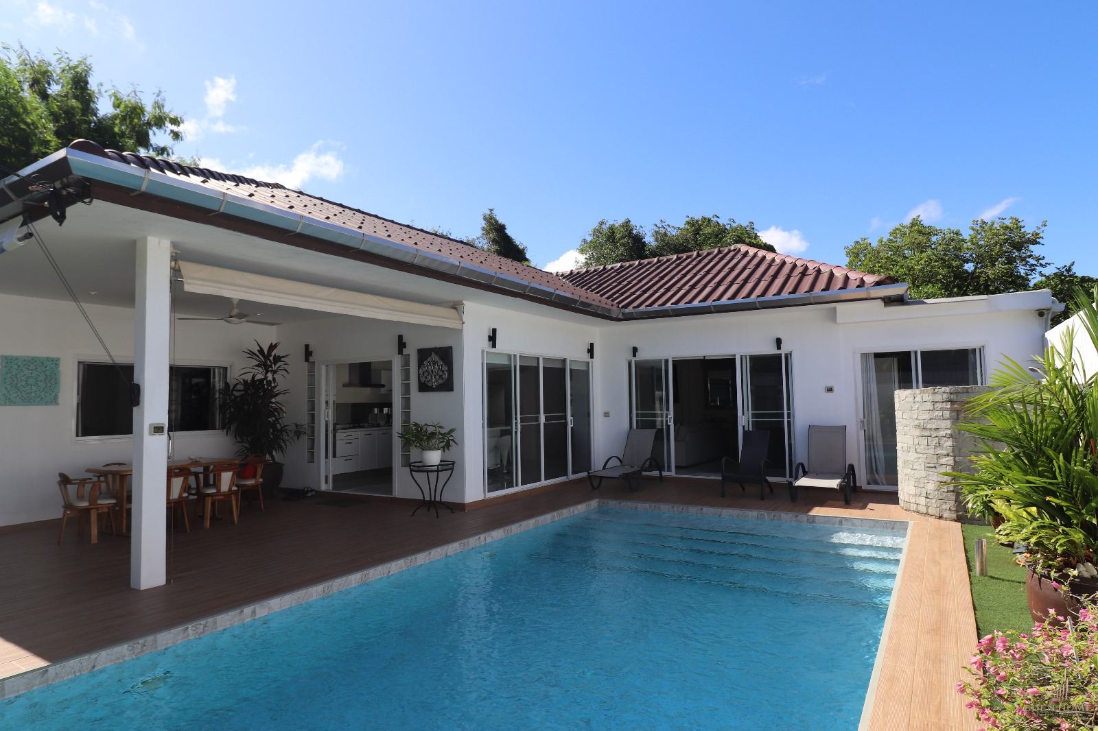 Modern 3-bedrooms pool villa at Rawai for Sale and Rent