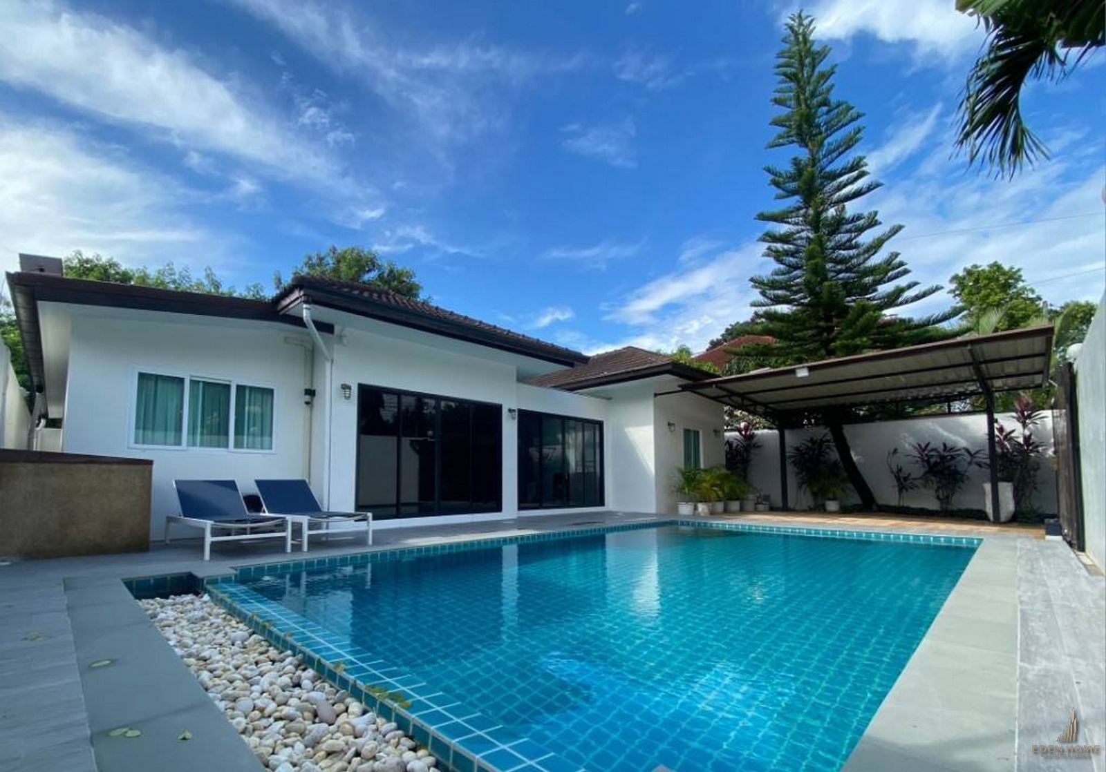 Striking Pool Villa in Rawai For Rent !!!