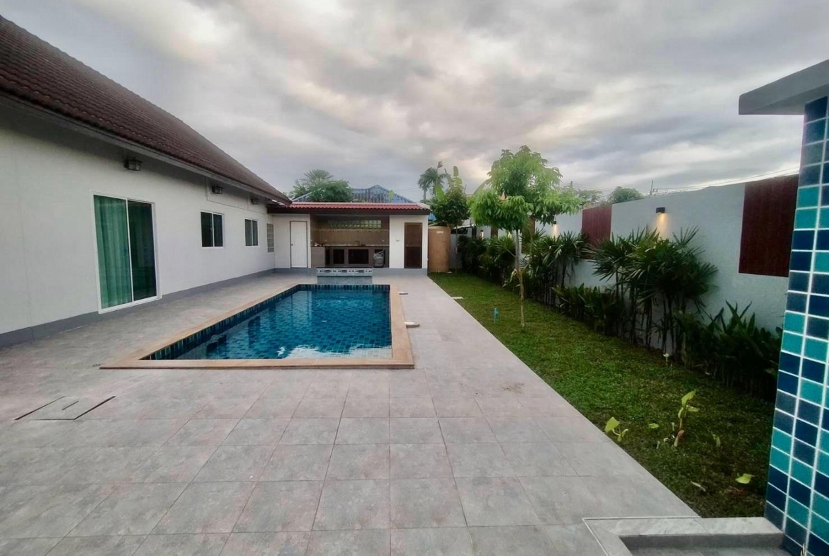 Quiet pool villa for sale and rent at Pasak