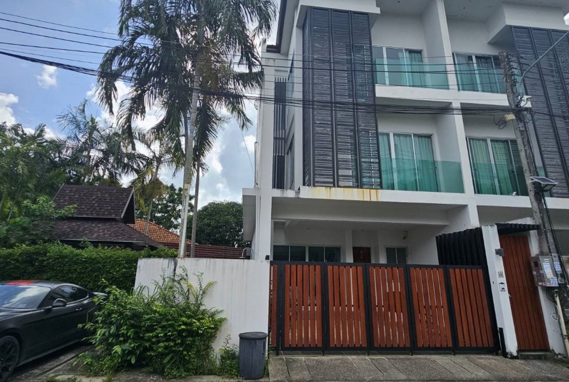 Private pool villa at Chalong for rent