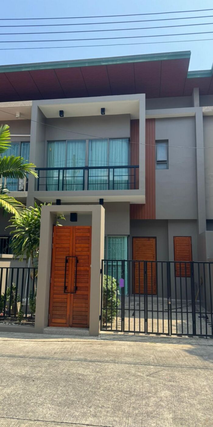 Spacious Townhouse in Chalong