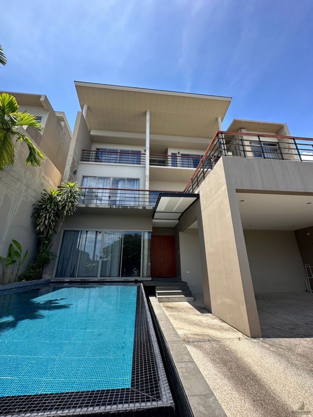 Modern Pool Villa newly Available in Chalong!!