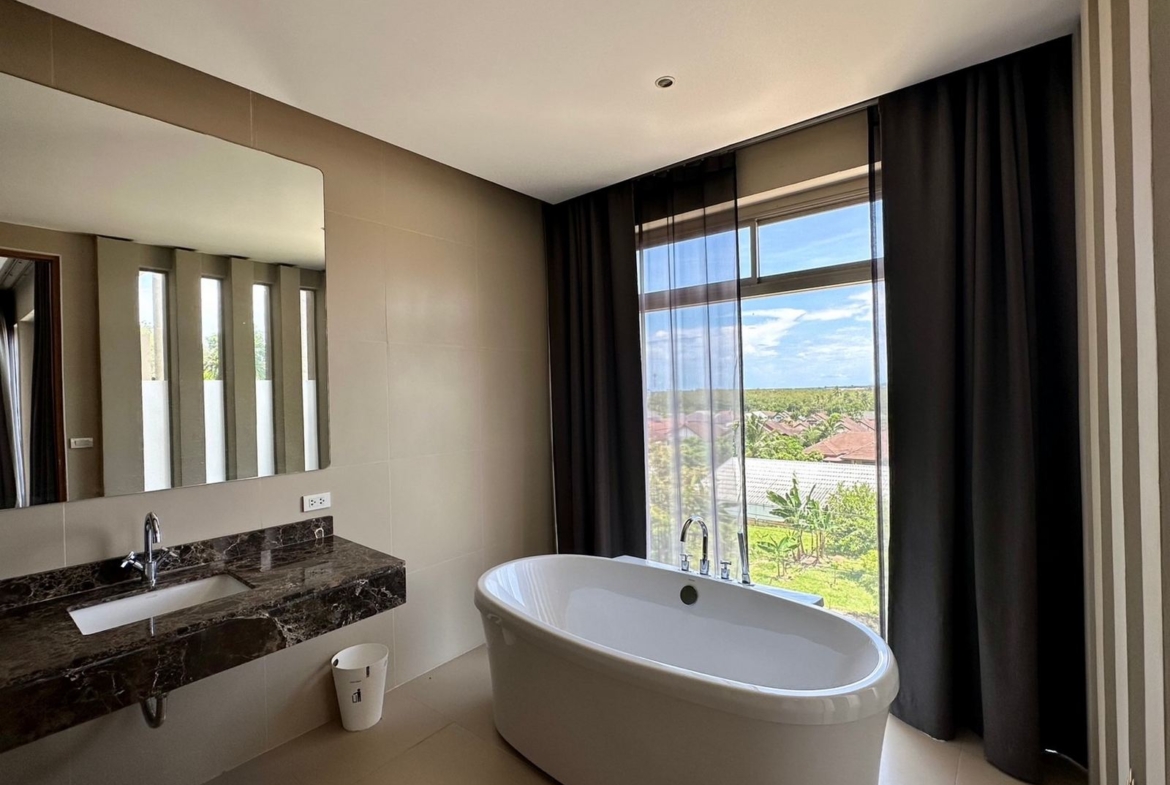Modern Pool Villa newly Available in Chalong!!
