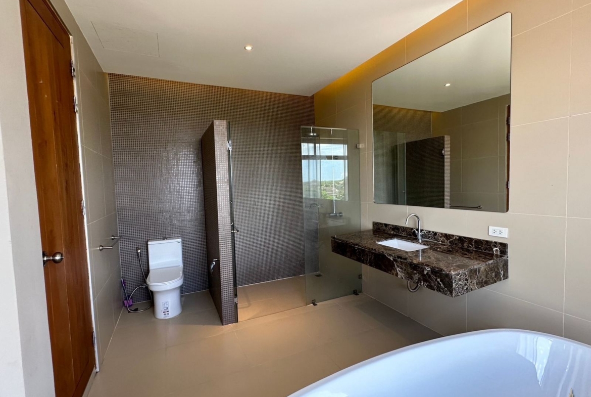 Modern Pool Villa newly Available in Chalong!!