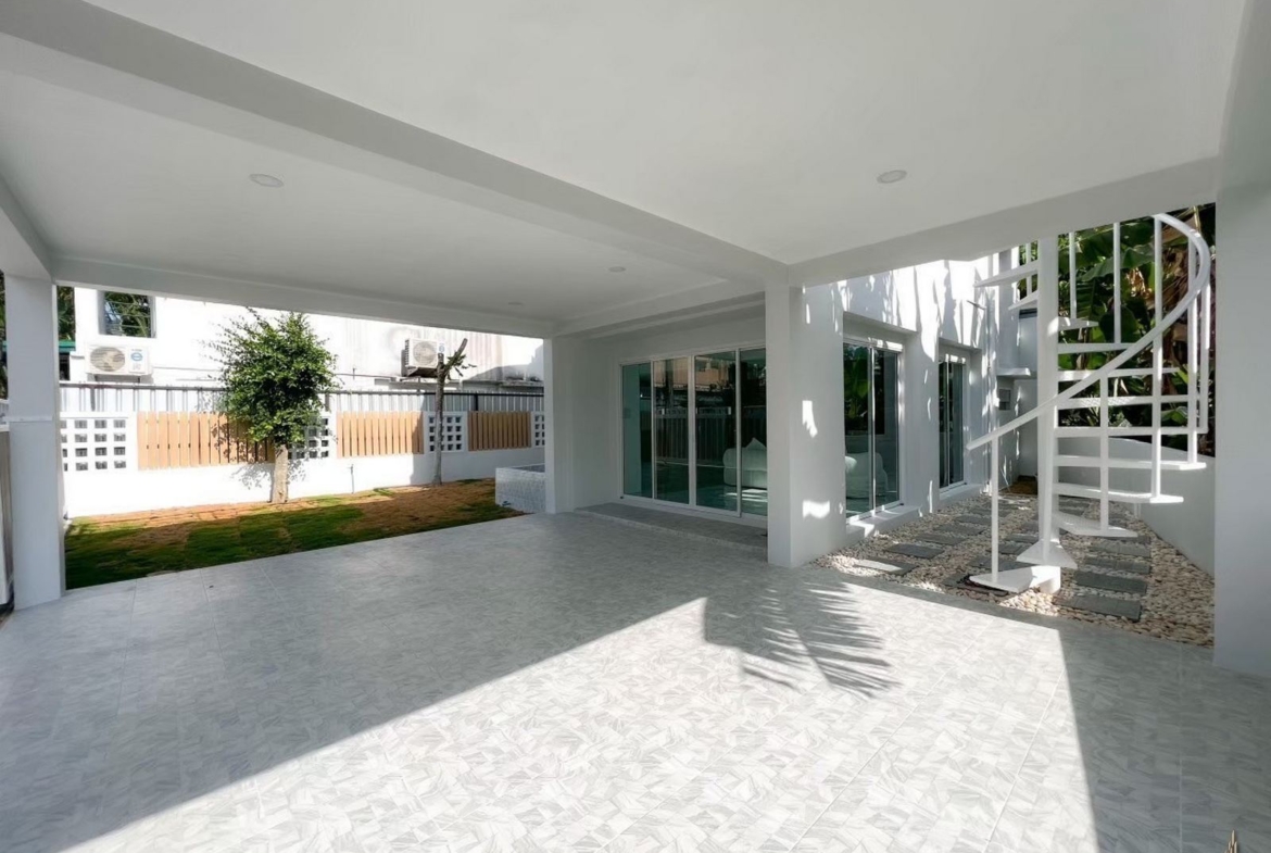 White house for sale in Kathu