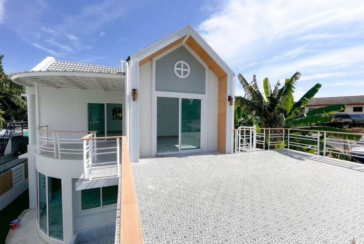 White house for sale in Kathu