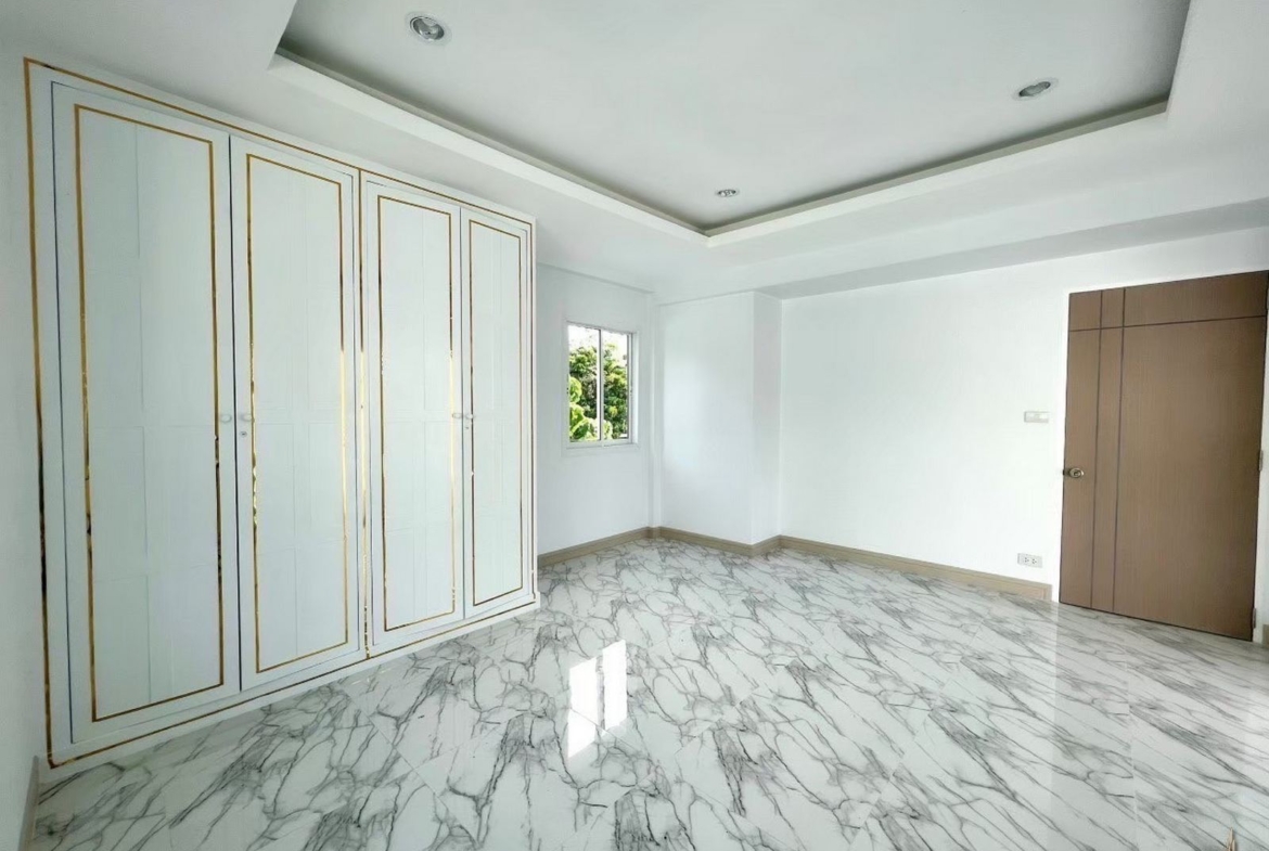 White house for sale in Kathu