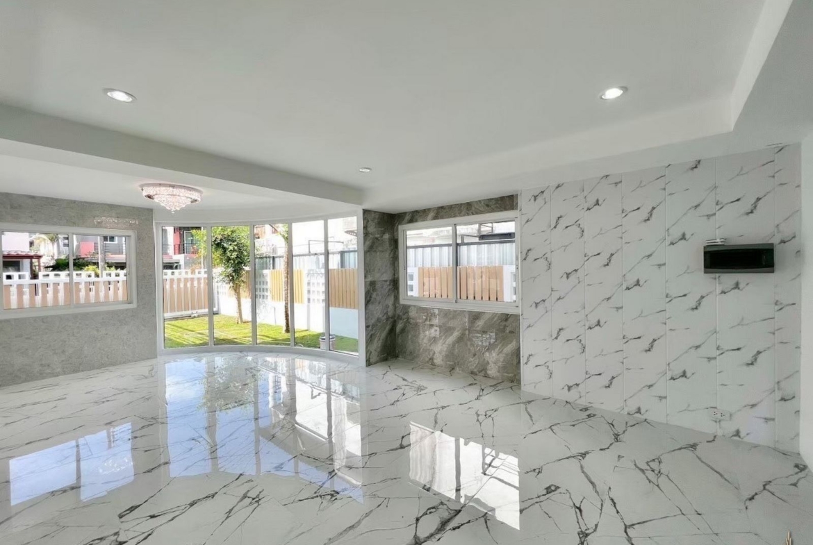 White house for sale in Kathu