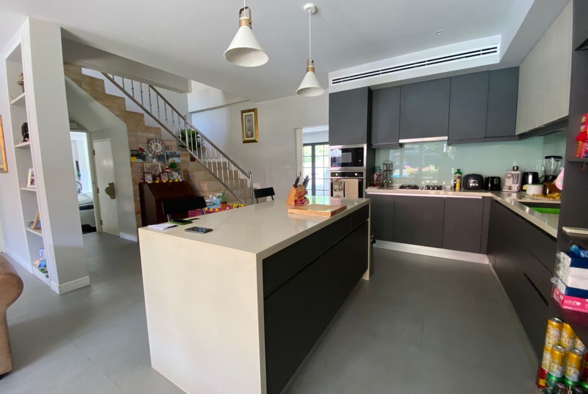 Spacious 6 bedroom pool villa for sale
