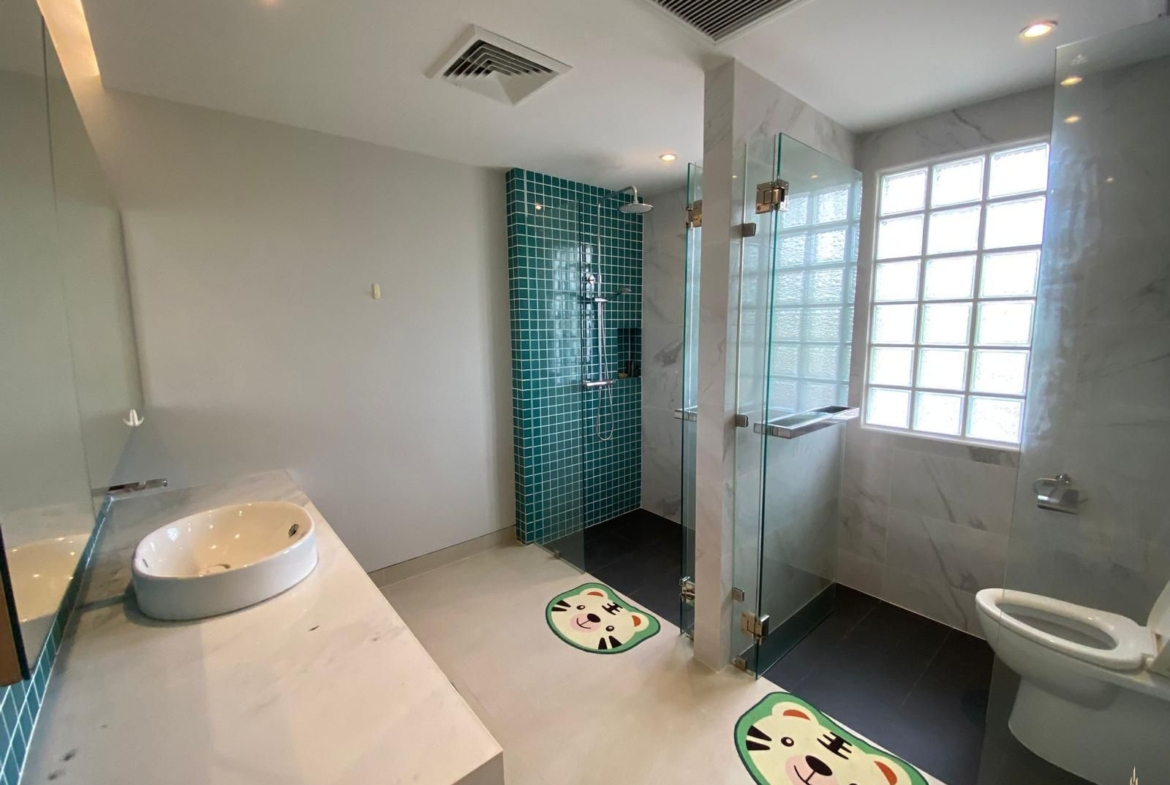 Spacious 6 bedroom pool villa for sale