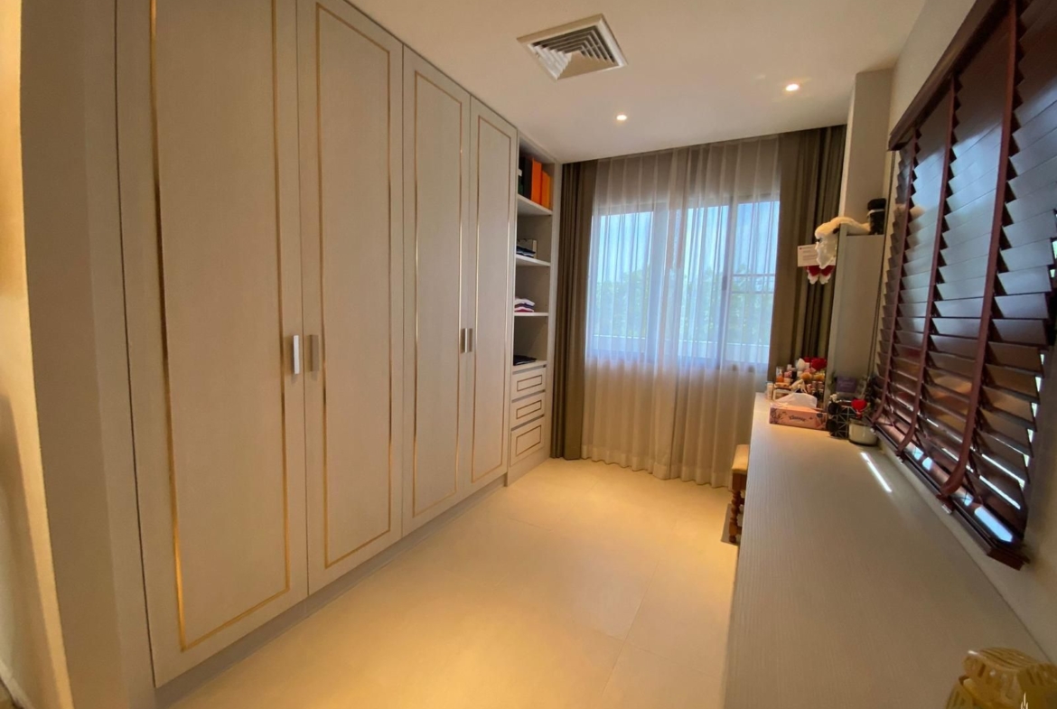 Spacious 6 bedroom pool villa for sale