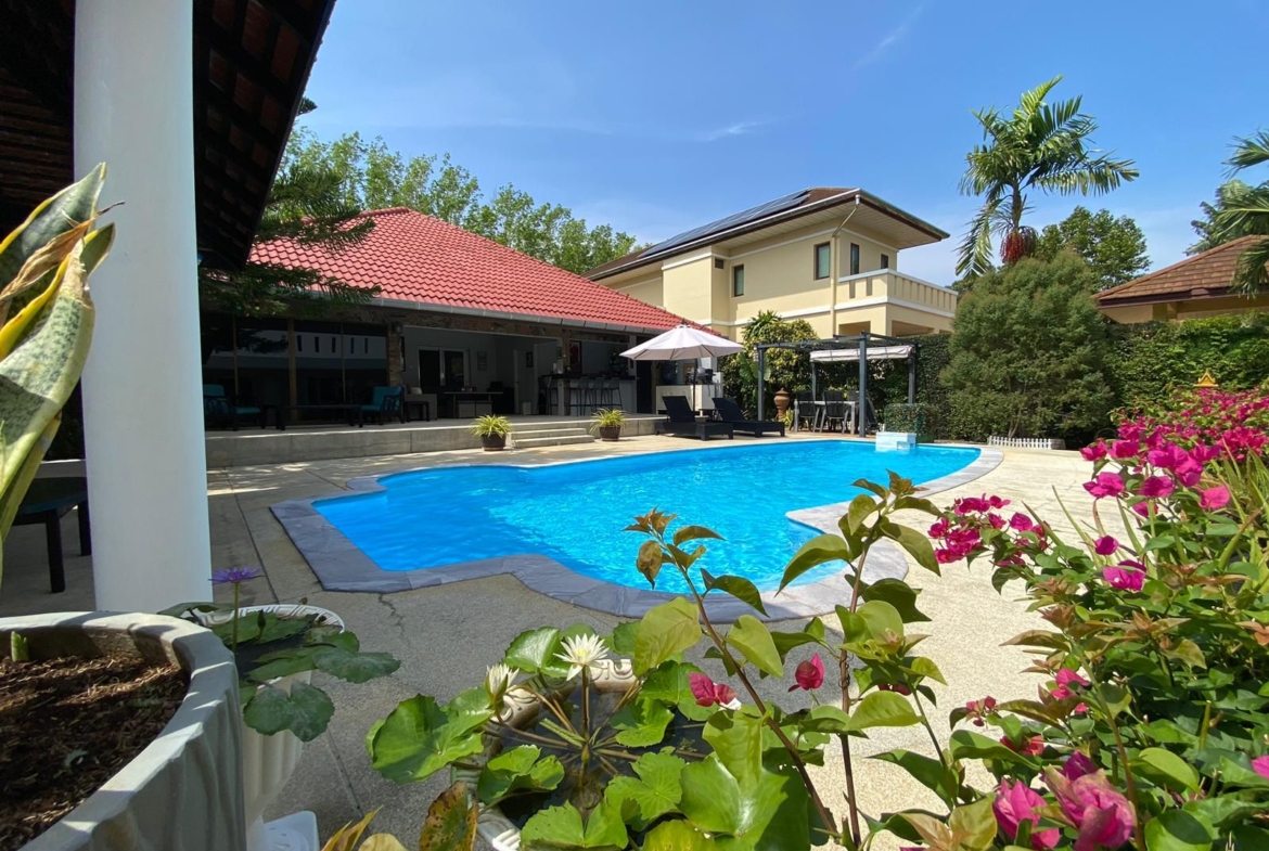 Spacious 6 bedroom pool villa for sale
