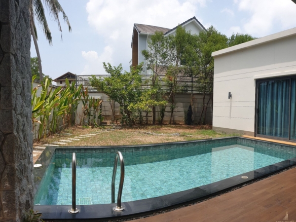 Private pool villa for rent at Chalong
