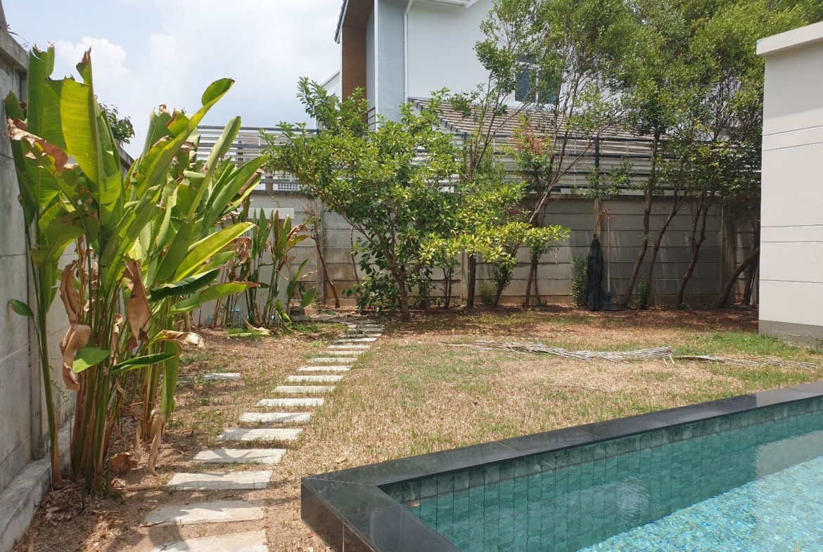 Private pool villa for rent at Chalong