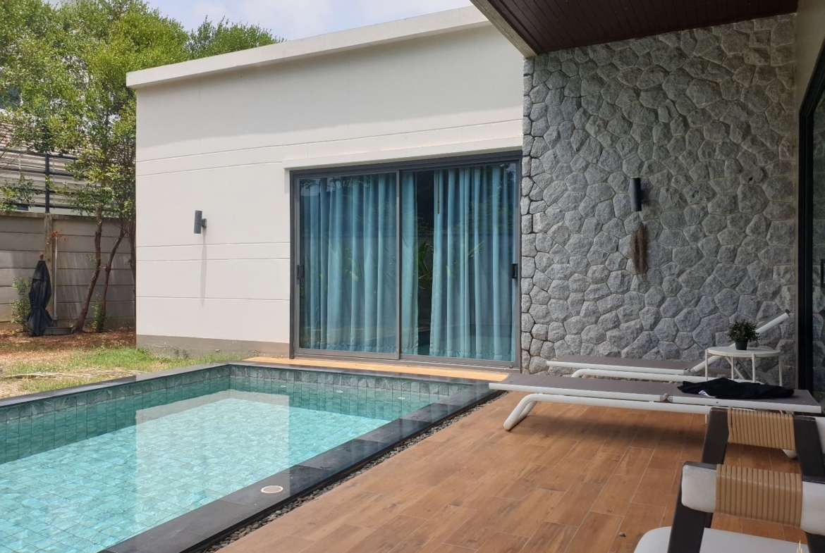Private pool villa for rent at Chalong