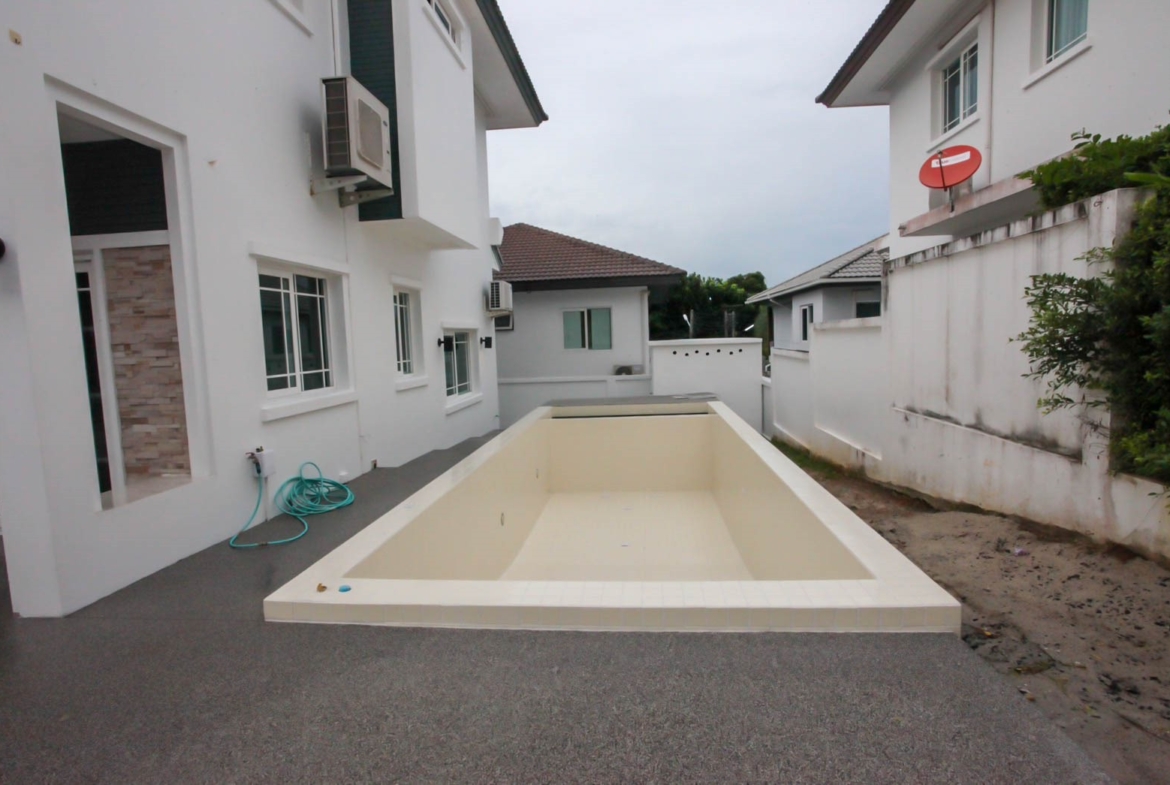 Ready to move in! Nice house with a pool in Chalong