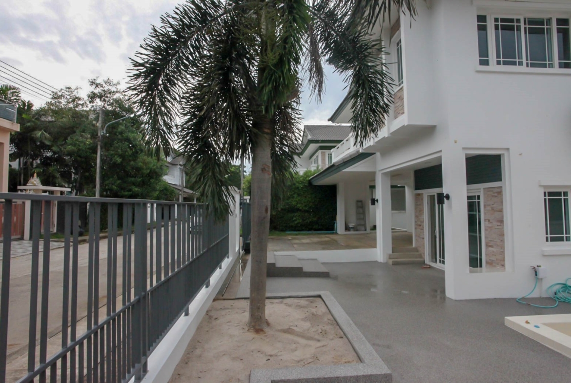 Ready to move in! Nice house with a pool in Chalong